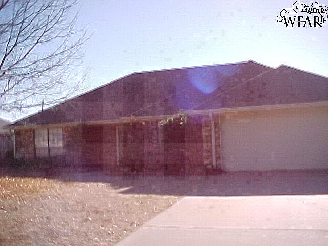 1st image of 829 Arapaho Dr