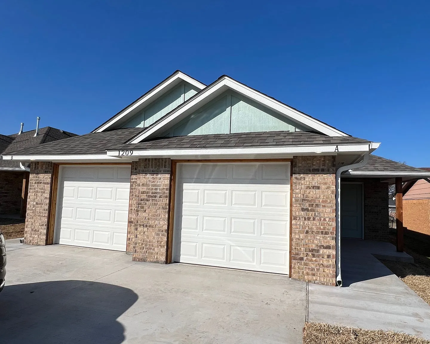 1209 Sw Oklahoma Unit A/B (Fully Furnished ) — Photo 1