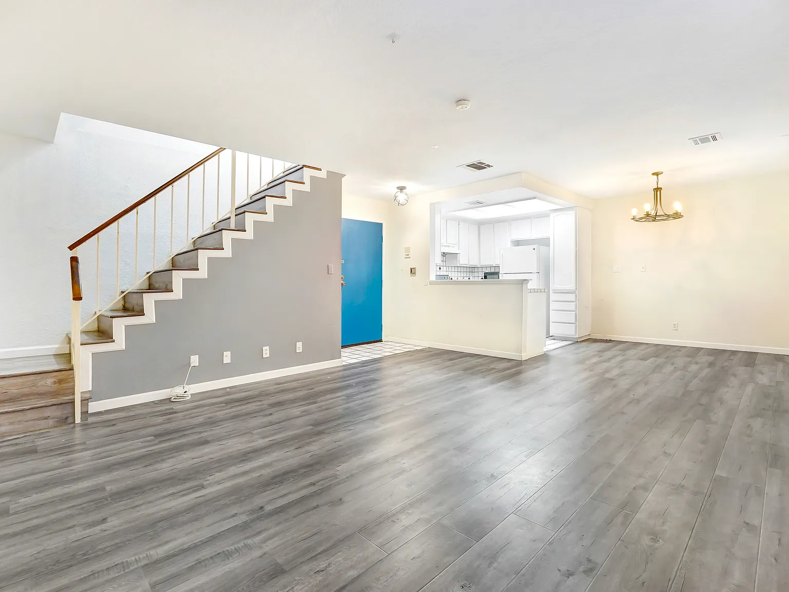 2 bed, 1070 sqft, $3,300 — Photo 2