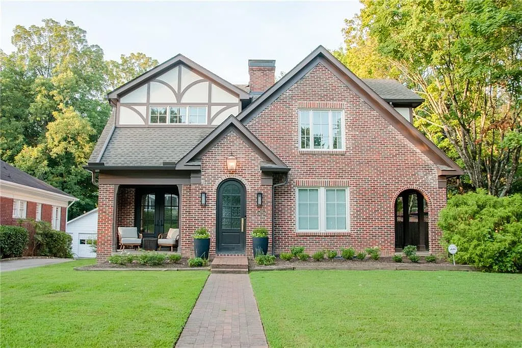 4 bed, 4.0 bath, 4200 sqft, $8,200 — Photo 1