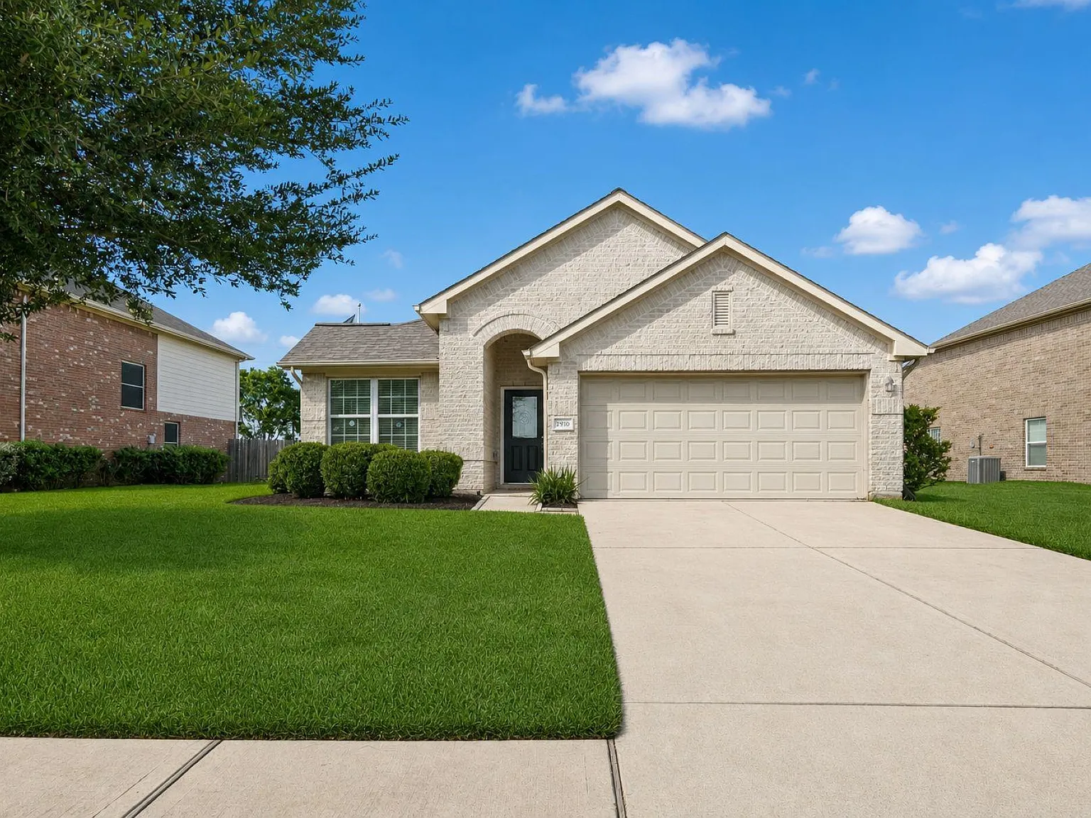 3 bed, 2.0 bath, 1794 sqft, $2,300 — Photo 2