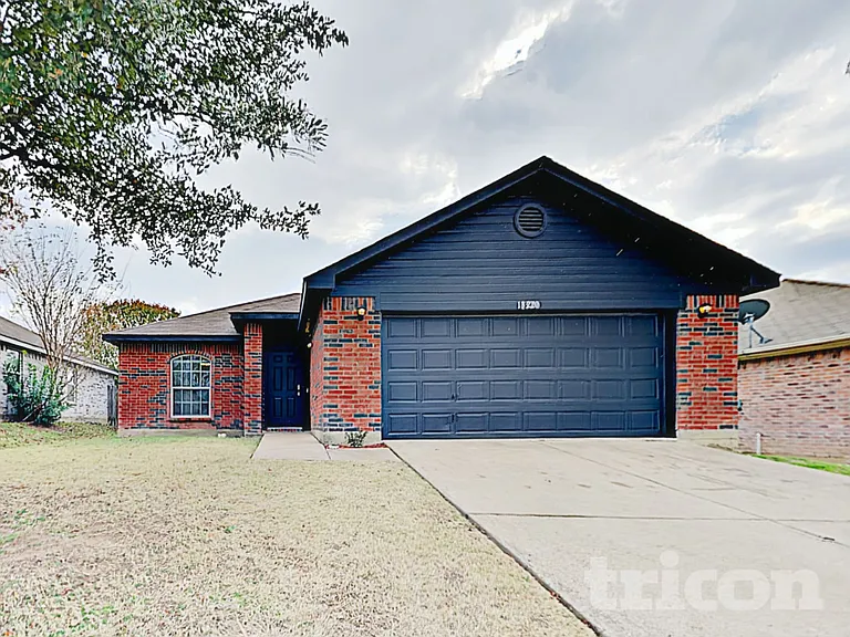 1320 Cleardale Dr — Photo 2
