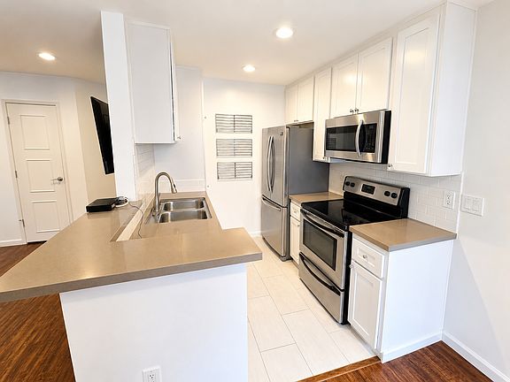 3rd image of 1351 N Orange Dr