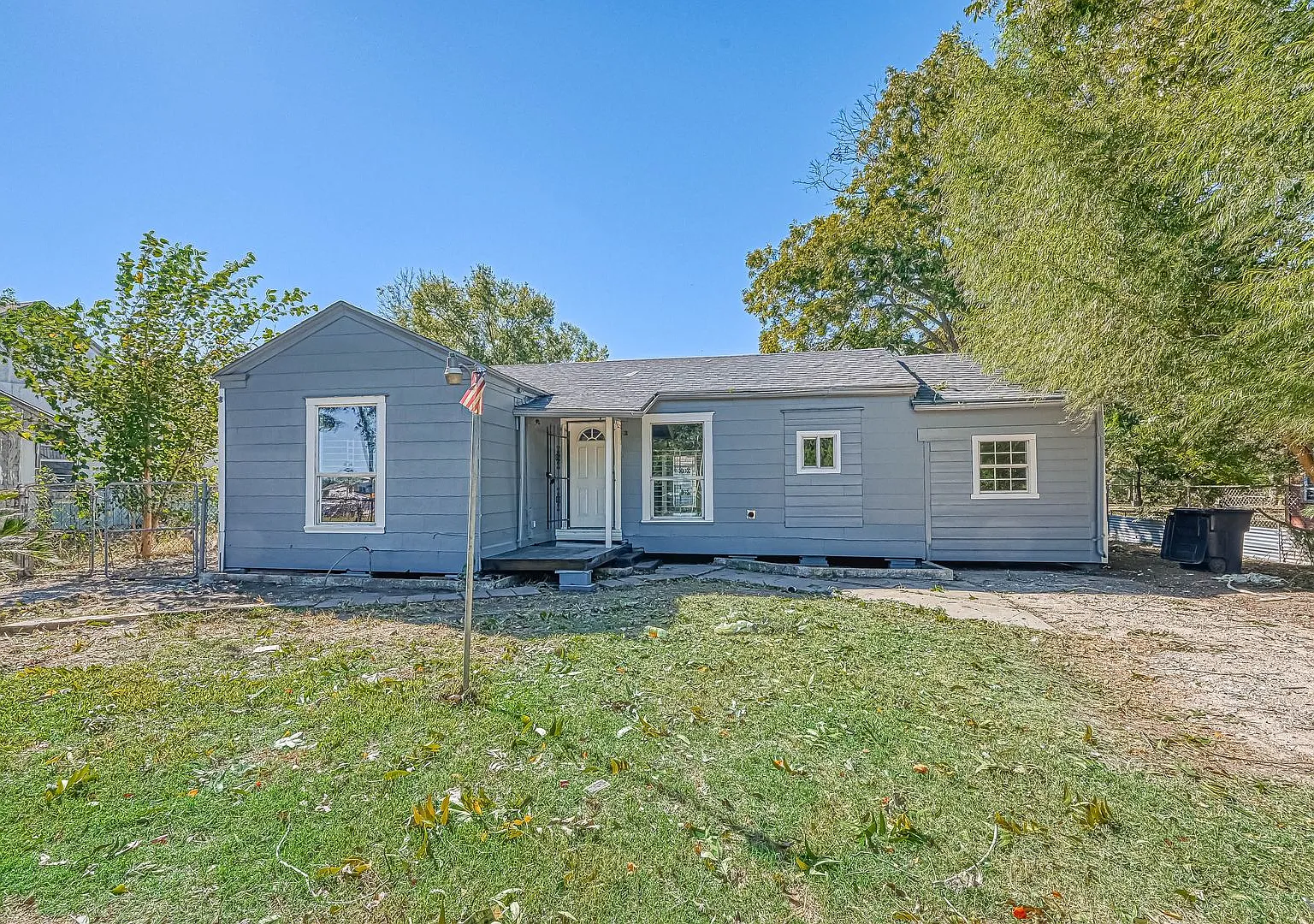 Spacious 4-Bedroom, 2-Bath Home in a Prime Houston Location — Photo 2