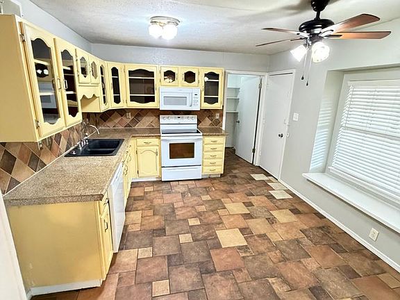 3rd image of 1721 Brazoria Dr
