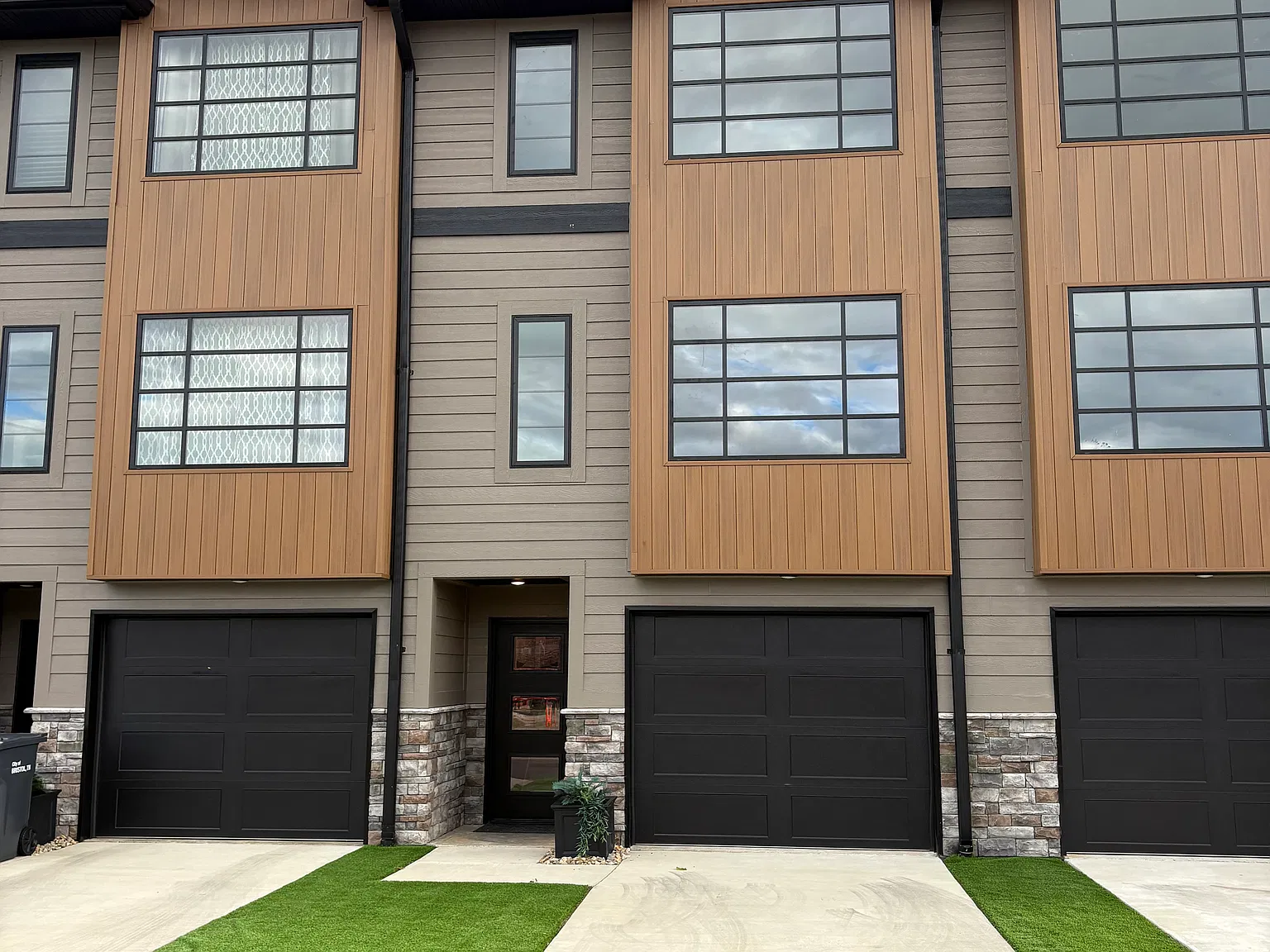 3 bed, 1809 sqft, $2,400 — Photo 1