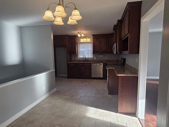 5th image of 120 Chaucer Dr