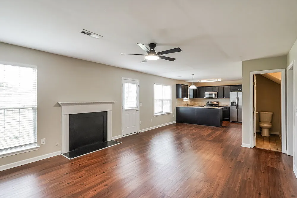 4 bed, 2.5 bath, 2092 sqft, $2,385 — Photo 4