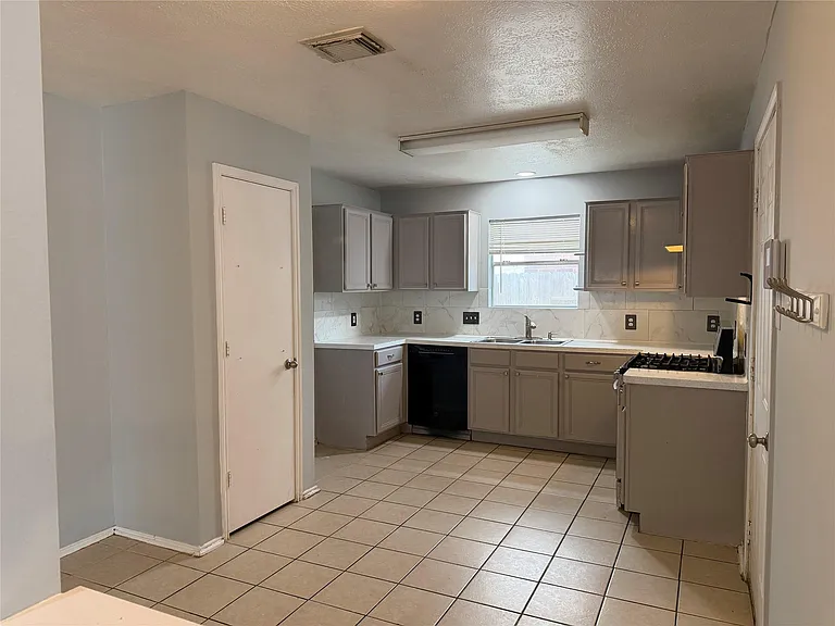 7427 Briargate Dr — Photo 6