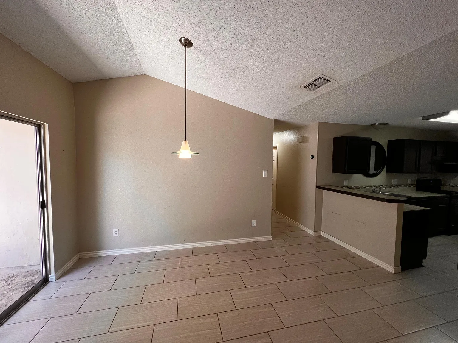 3 bed, 1176 sqft, $1,675 — Photo 4