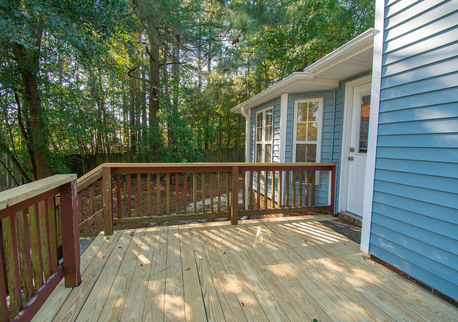 Coming Soon! 3 Bedroom 2 Bathroom - Updated Bathroom and Deck. Large Fenced Yard in a Cul-De-Sac! — Photo 2