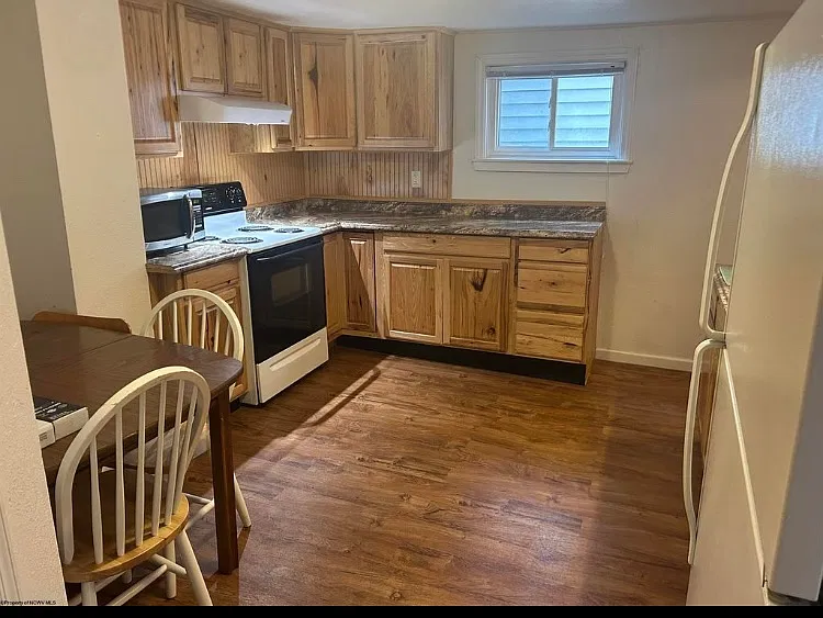 412 McLane Ave — Photo 3