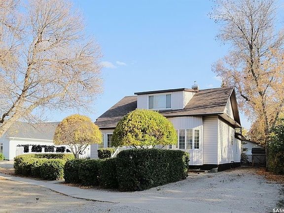 2nd image of 118 6th Ave E