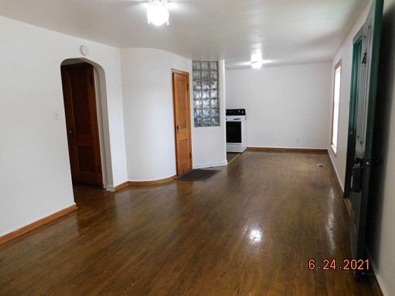 3rd image of 719 E D St