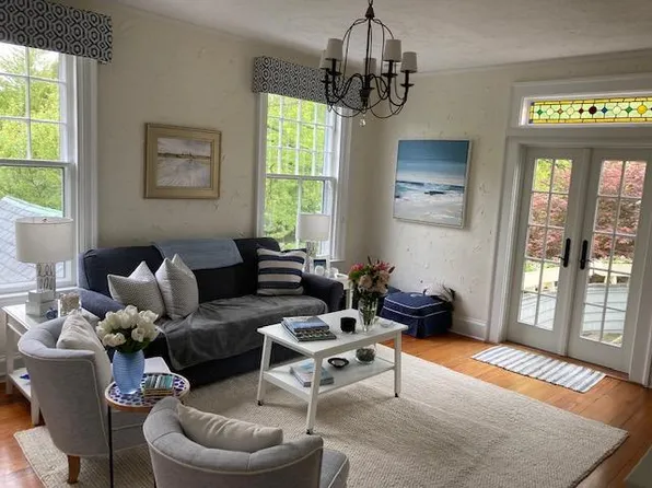 453 Bellevue Ave APT 3, Newport, RI 02840