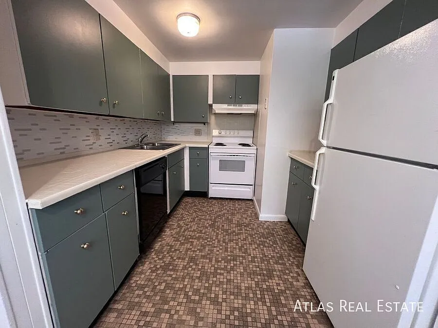Showing Available Today AND 6-Weeks Rent Free! Beautiful Creekside Apartment — Photo 4