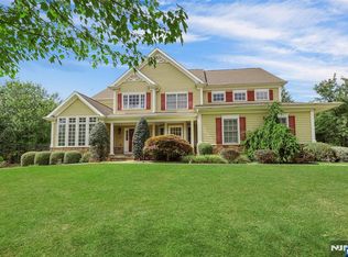 22 Meadow Lake Dr, Mahwah, NJ 07430