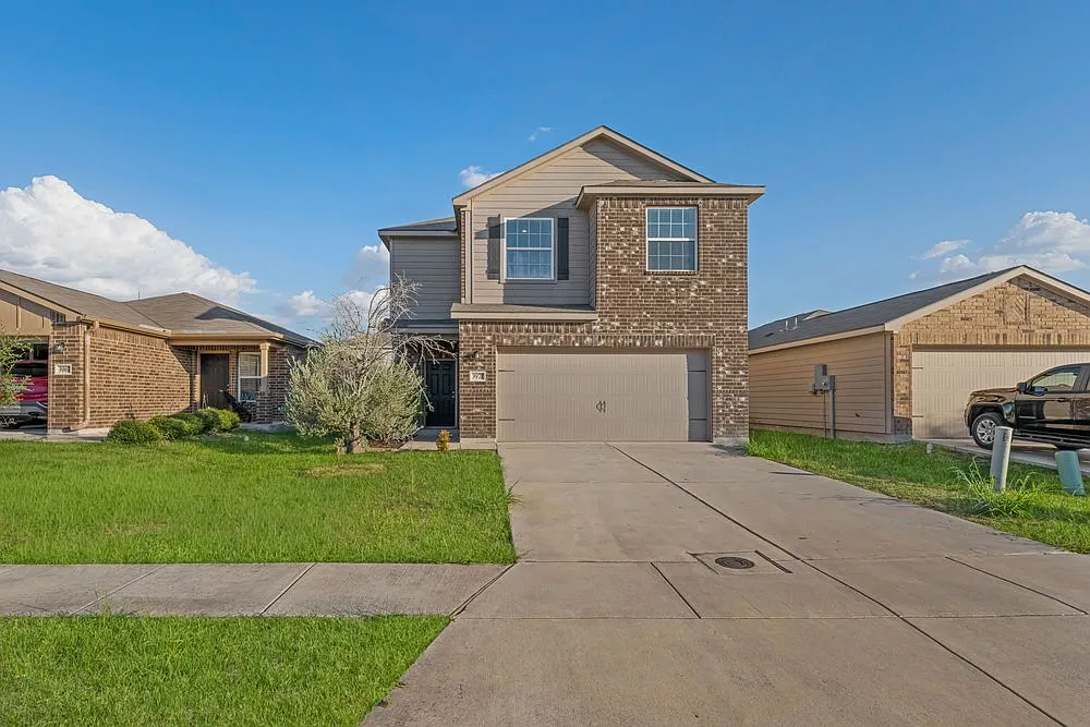 Spacious 3-Bed Townhome with Garage & Fenced Yard in New Braunfels 1,920 Sq Ft! — Photo 1