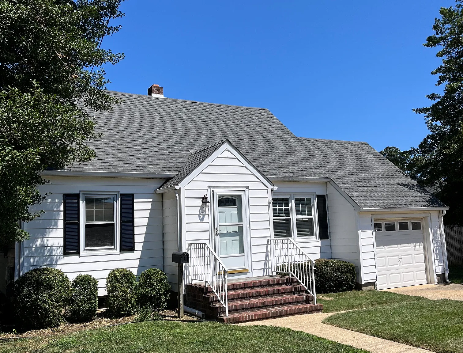 4 bed, 1.5 bath, 1369 sqft, $4,800 — Photo 1