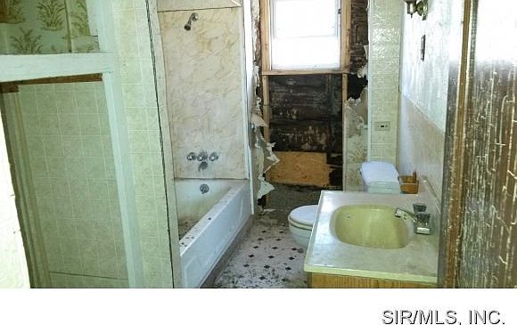 2nd image of 2454 Illinois Ave