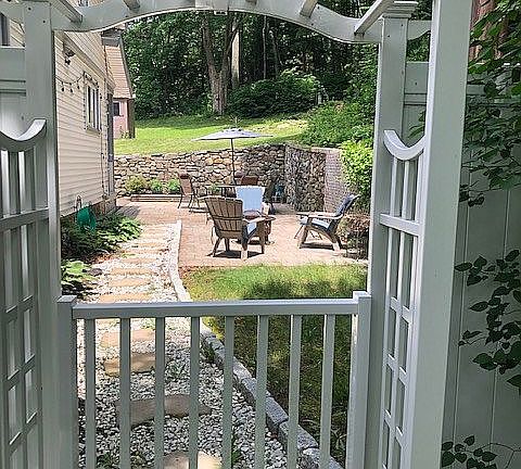 New Side patio w/fountain