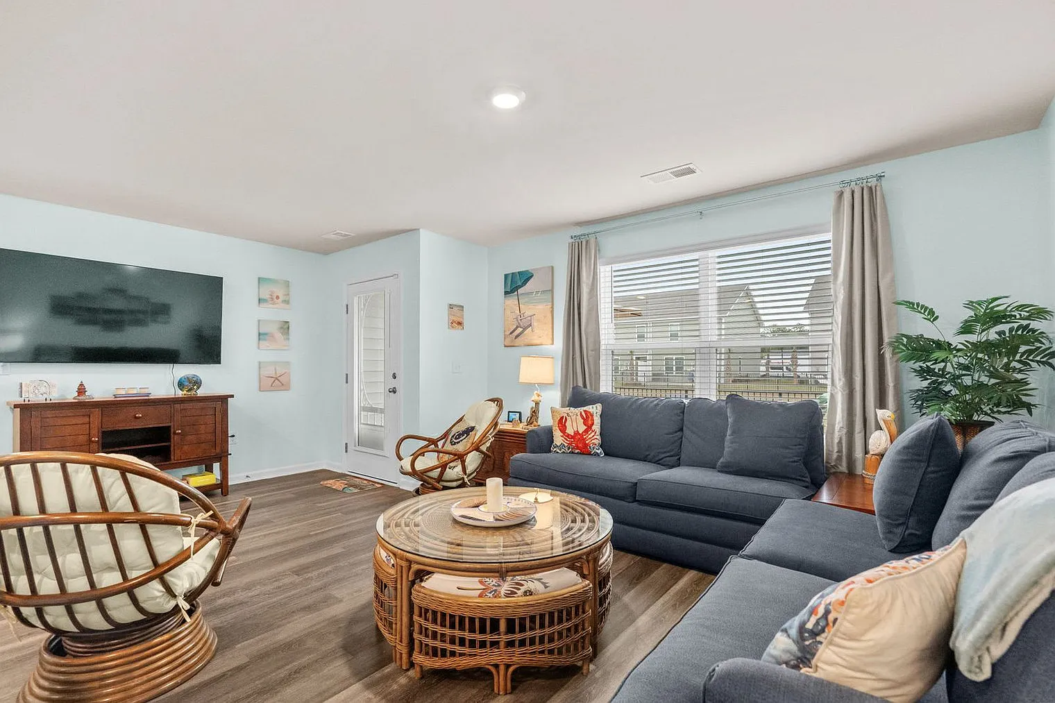 3 bed, 2.0 bath, 1410 sqft, $3,552 — Photo 3