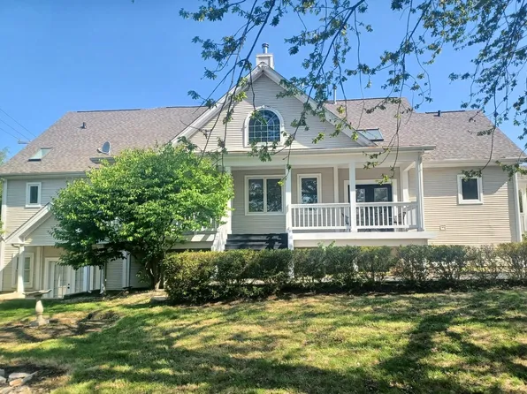 104 Howe Ter, Barrington, IL 60010