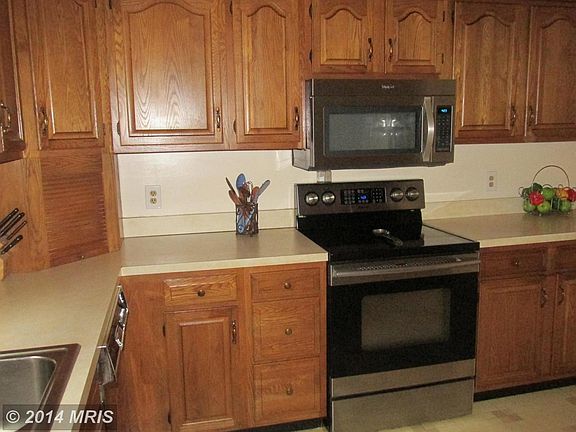 Kitchen w/ 5 burner stove