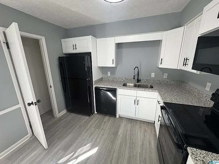 438 Henry St — Photo 8