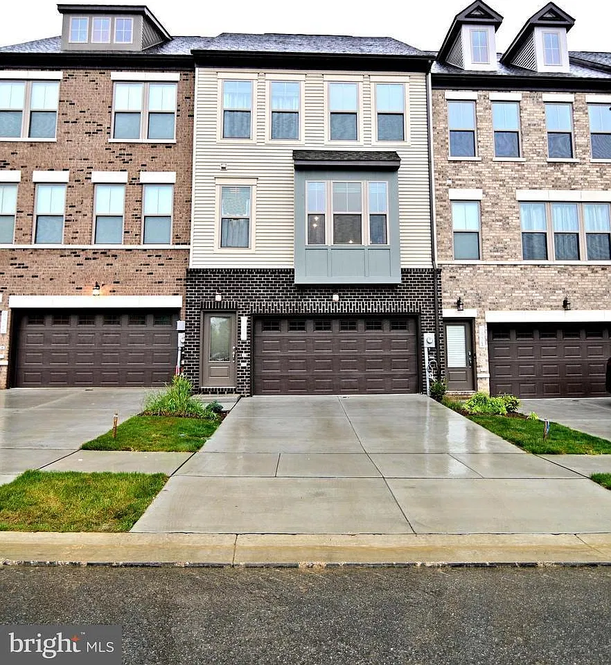 3 bed, 3.5 bath, 2203 sqft, $3,300 — Photo 1