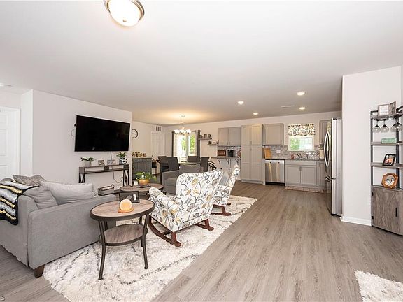 4th image of 2943 Leslie Ln