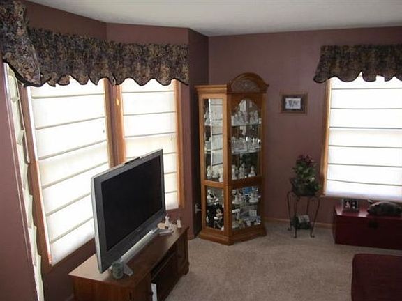 101 Thornhill Dr. living2