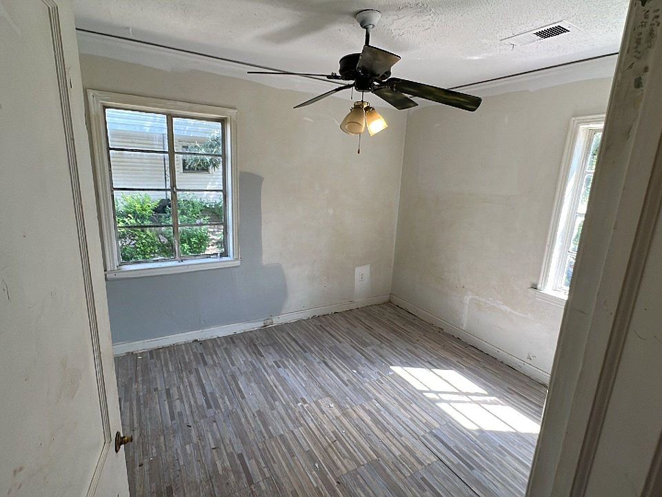 2nd image of 3111 Beaumont Ave #46