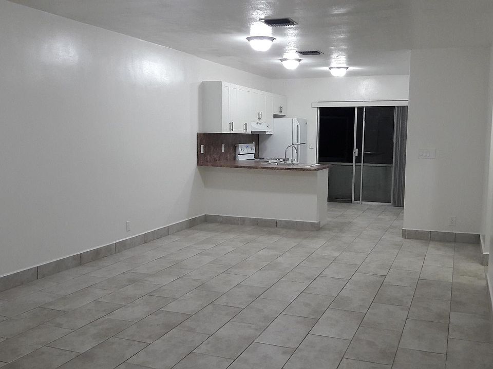 Living Room / Entrancce