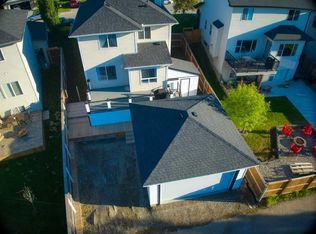 329 S Springmere Way, Chestermere, AB T1X1N9