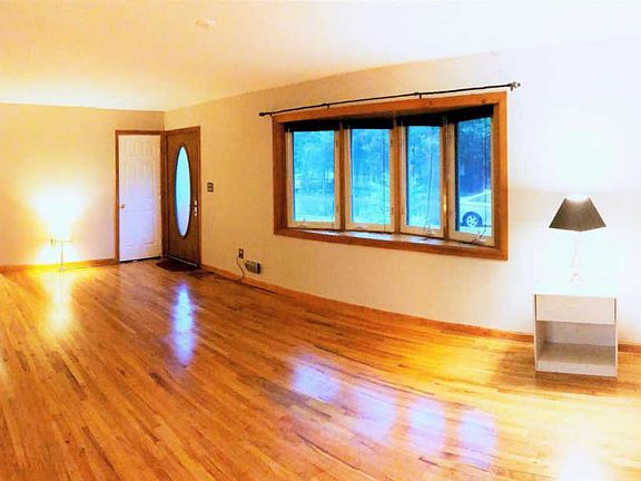 5th image of 286 Essex Dr