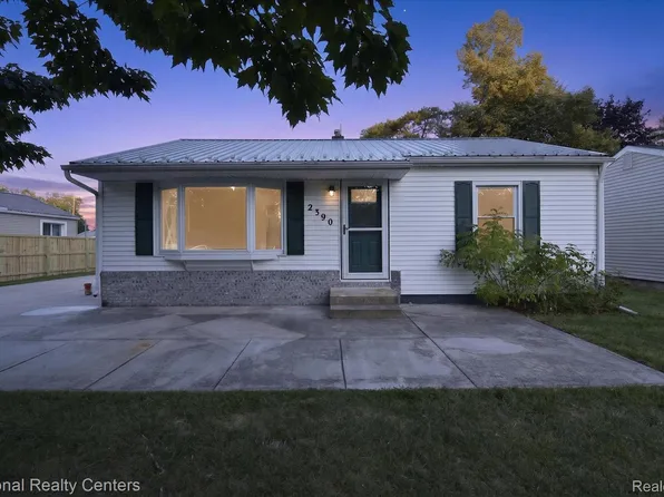 2390 E Clearview Dr, Adrian, MI 49221