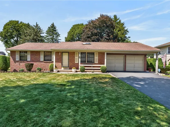 86 Courtly Cir, Rochester, NY 14615