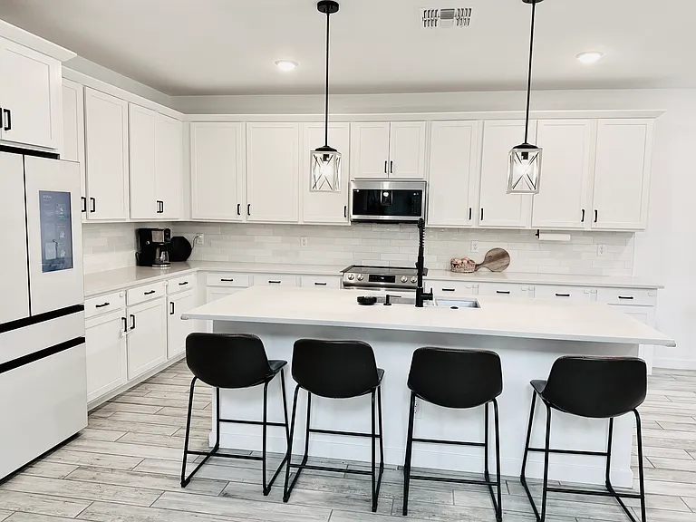 5002 W Cheryl Dr — Photo 1