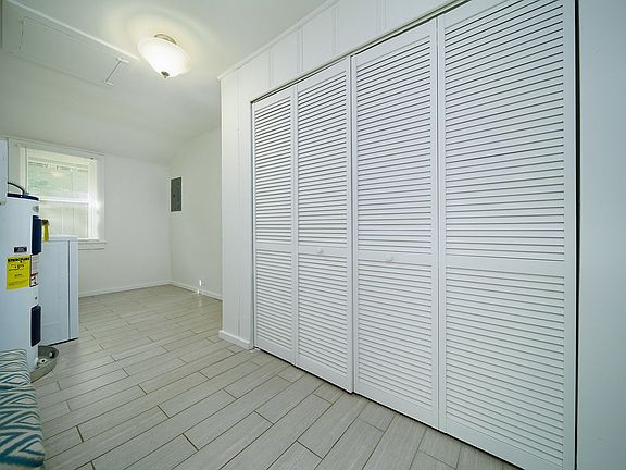 4th image of 406 Chesterfield Ave #C