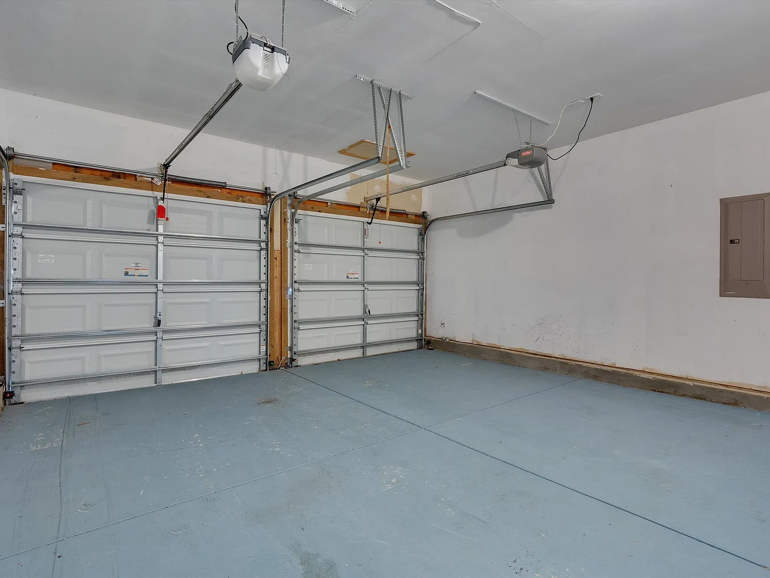 4 bed, 2.5 bath, 2300 sqft, $2,800 — Photo 2