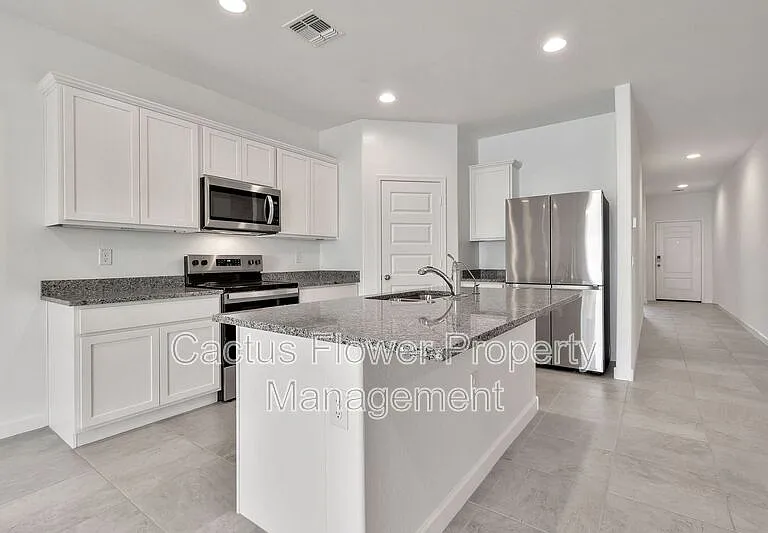 1718 W Sombra Ave — Photo 10