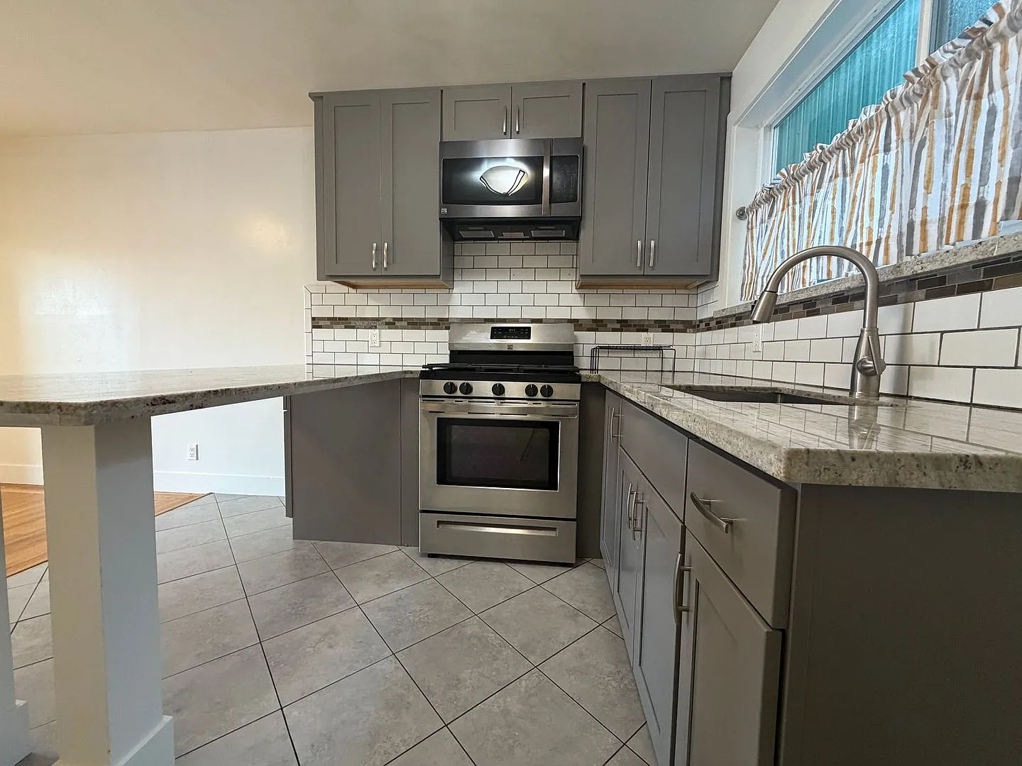 5211 Mission St — Photo 2