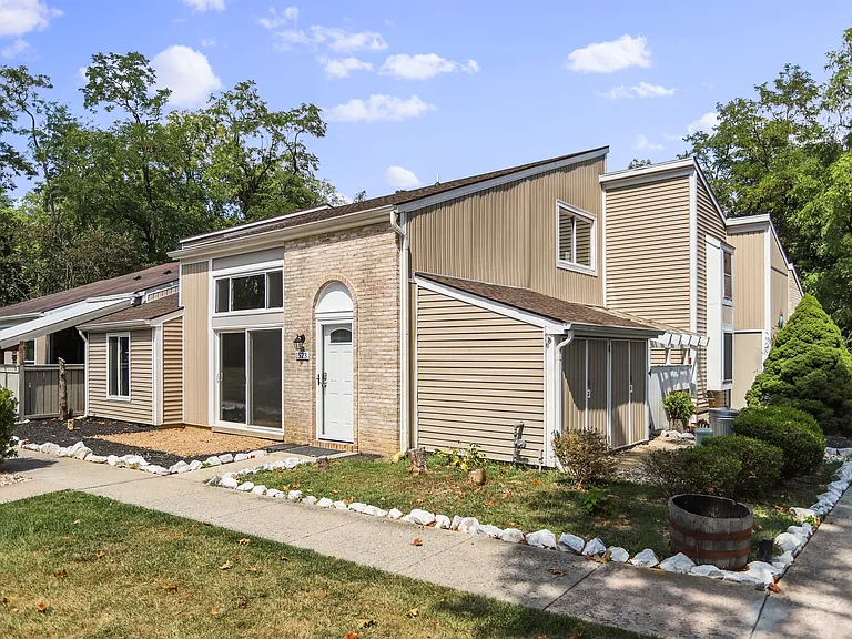 1523 Kensington Dr — Photo 25