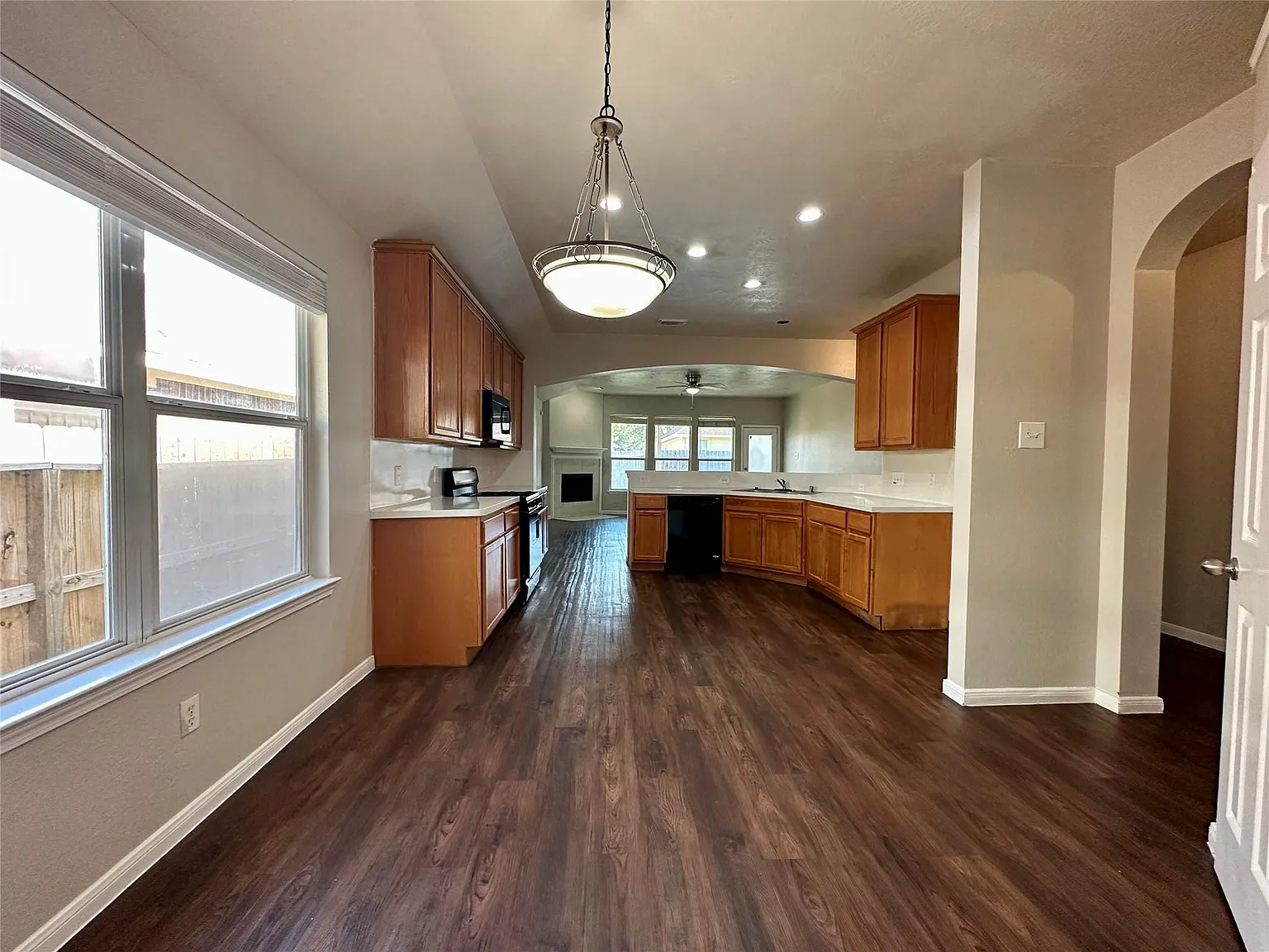 3 bed, 2.0 bath, 2132 sqft, $1,995 — Photo 2