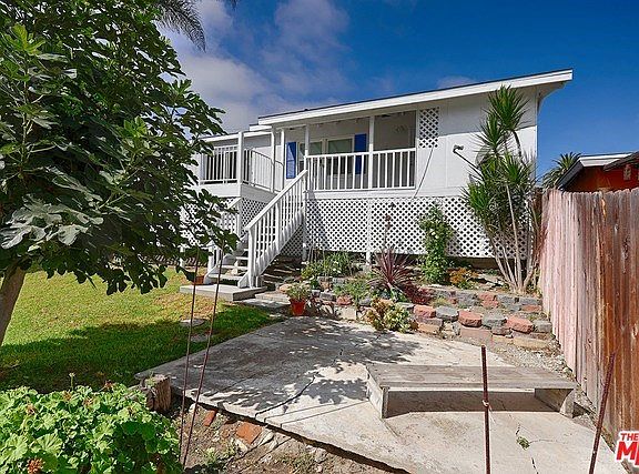 Back of house - pretty landscaping!