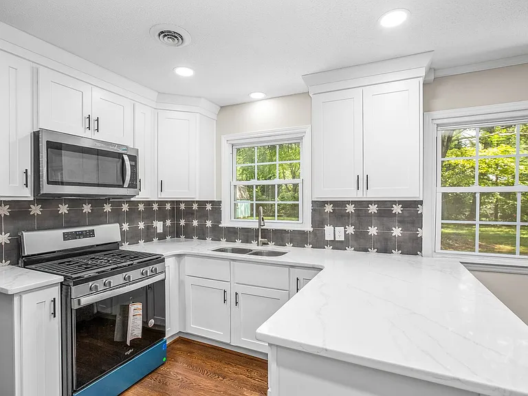 701 N Peace Haven Rd — Photo 2