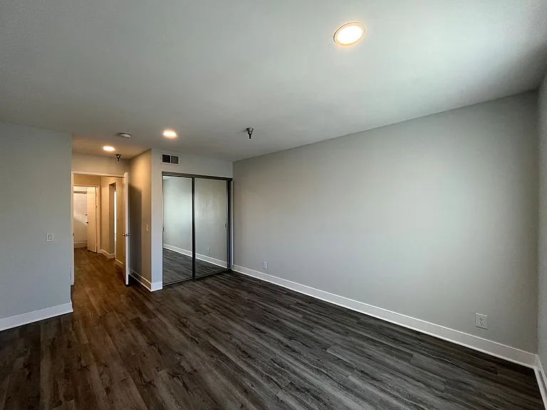 110 S Sweetzer Ave — Photo 57