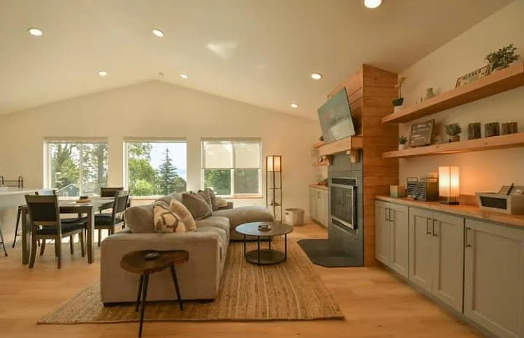 1200 Eric Ln — Photo 2