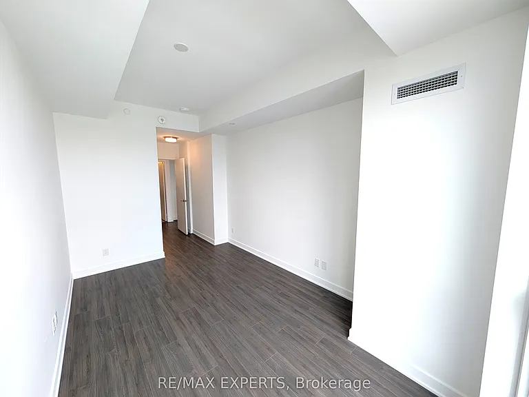 681 Yonge St #527 — Photo 15
